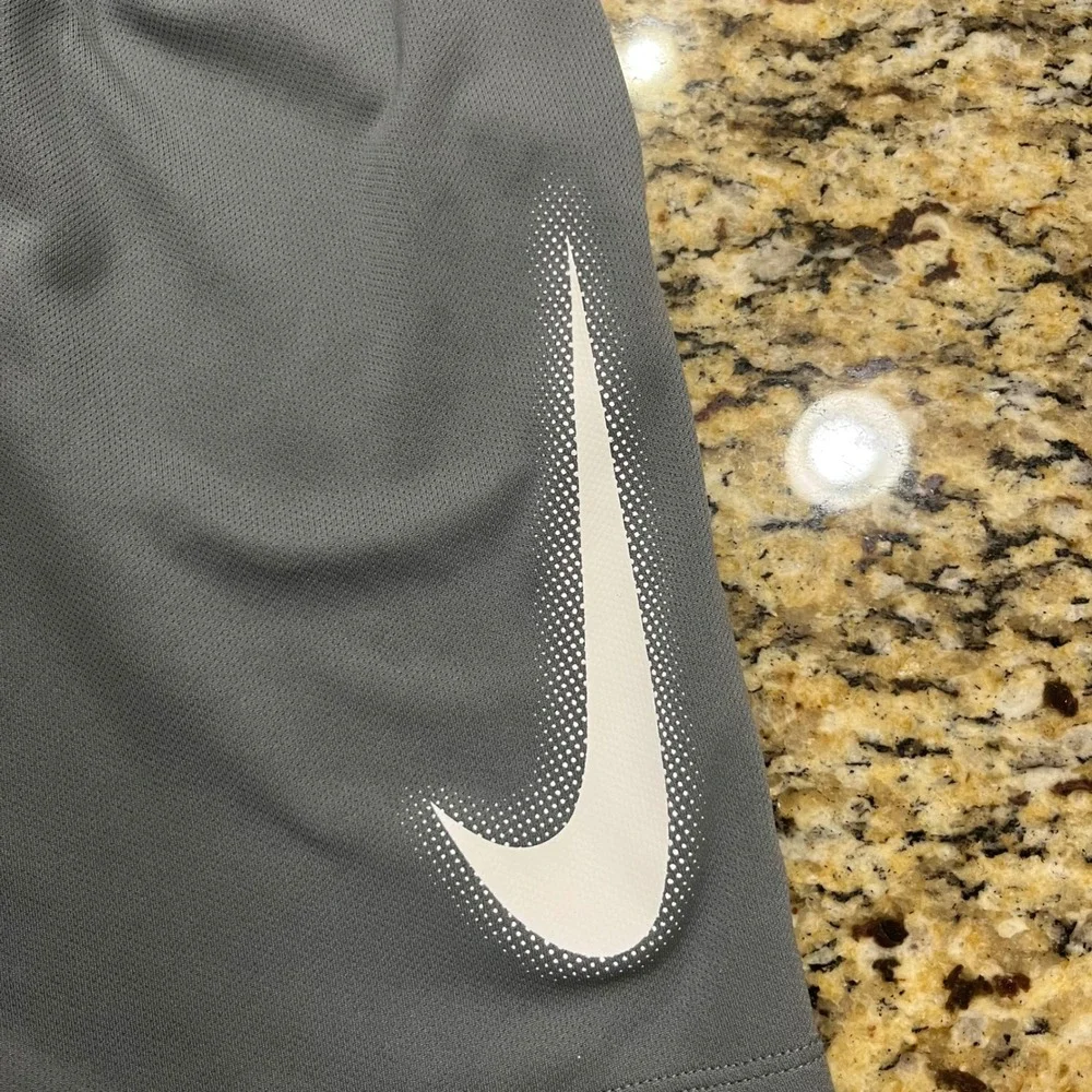 Nike‎ Dri-FIT Boys Gray Athletic Shorts Large L Swoosh Logo Pockets Stripe